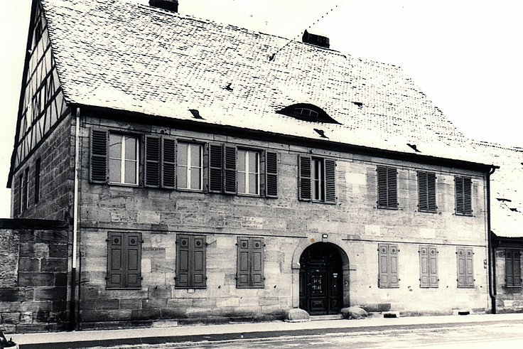 Die ehemalige Entbindungsanstalt an der Ostseite der Nürnberger Straße (auf Höhe des heutigen Neuen Marktes). Fotografie um 1965.Quelle: Universitätsarchiv Erlangen-Nürnberg.